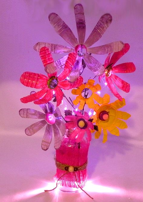 Easy DIY Water Bottle Flowers (Amazing Recycled Craft) Plastic Water Bottle Flowers, Recycled Water Bottle Crafts, Water Bottle Crafts For Kids, Bottle Crafts For Kids, Recycled Flowers, Flowers For Kids, Water Bottle Flowers, Recycle Water Bottles, Water Bottle Crafts