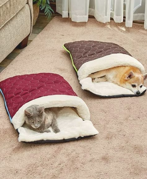 Katt Grejer, Diy Pet Bed, Dog Sewing Patterns, Diy Dog Bed, Patchwork Top, Dog Pet Beds, Travel Products, Outdoor Leisure, Cat Sleeping