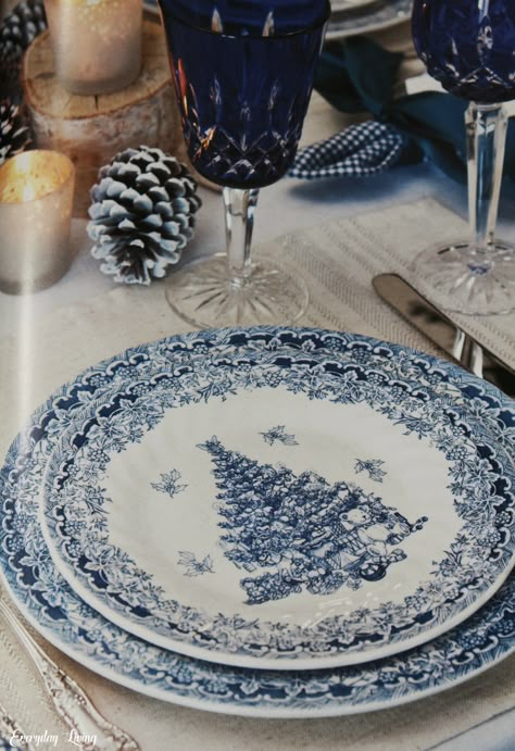 Tablescape Tuesday: Blue & White With Tartan Blue Willow Table Setting, Blue Willow Christmas Tablescapes, Blue Willow Decor, Blue And White Tablescapes, Decorating With Blue And White Porcelain, Blue White Christmas, Blue And White Plates, Blue Table Settings, Blue Willow Dishes