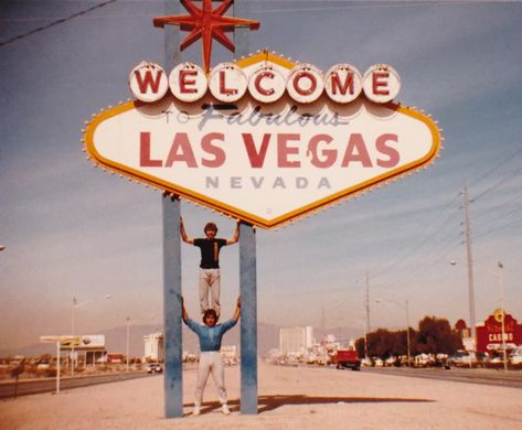 Lana Del Rey 60s, America Core, Retro Vegas, Vintage Americana Aesthetic, Neon Museum Las Vegas, Aesthetic Lana Del Rey, The Neon Museum, American Aesthetic, Fremont Street Experience