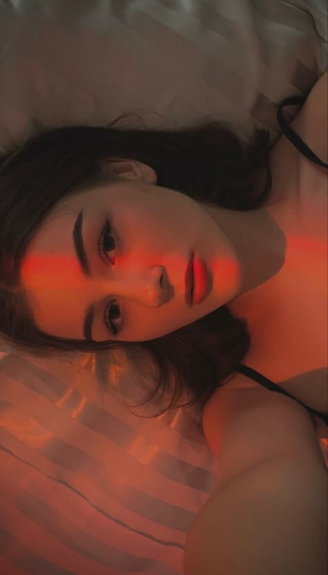 sunset pick, girl with dark hair, clean girl aesthetic, sunset selfie aesthetic, in bed selfie, pretty girl, selfie with led, led pick Laying On Bed Photoshoot, Poses In Bed Aesthetic, Photos In Bed Selfie, Sleeping Selfie Poses, Girl In Bedroom Sleeping, Selfies In Bed Ideas, Aesthetic Bed Photos, Bedroom Selfie Ideas, In Bed Selfie Poses