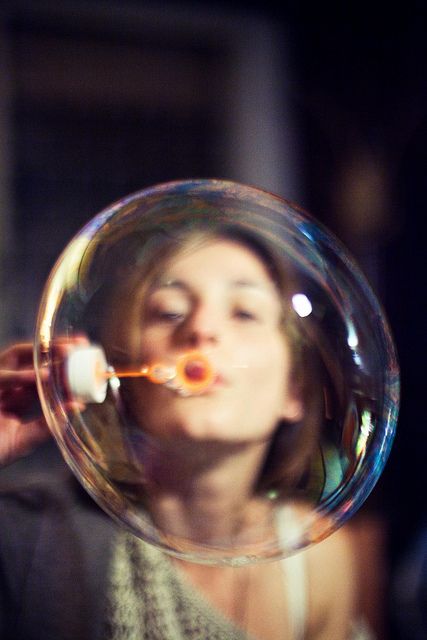 Charcoal Drawings, Shotting Photo, Photographie Portrait Inspiration, Blowing Bubbles, Foto Tips, Eyes Closed, Trik Fotografi, Shooting Photo, Creative Portraits