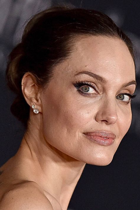 A world-famous actress and humanitarian, Angelina Jolie has just announced the birth of her newest project – Atelier Jolie, officially coming Fall 2023.If you're worried this is yet another celebrity brand, fear not: this project has massive potentiality in terms of both environmental and humanitarian care, and it's definitely going to be a massive hit! Angelina Jolie Now, Angelina Jolie Makeup, Angelina Jolie Style, Angelina Jolie Photos, Makeup Spray, Justin Bieber Pictures, New Cosmetics, Fashion Project, Celebrity Makeup