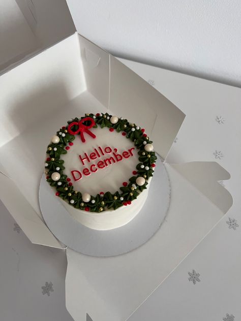 Bento Cake For Christmas, Christmas Bento Cake Ideas, Wreath Christmas Cake, Cute Christmas Cake Designs, Christmas Heart Cake, Christmas Bento Cake Design, Christmas Theme Birthday Cake, Christmas Theme Cake Buttercream, Bento Cake Natal