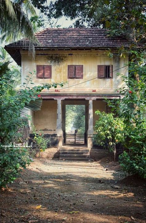 Indian Old House, Old Kerala Traditional Houses, Old Village House Design Indian, Old House Photoshoot, Old Indian Houses, Indian Village House, Photos For Dp, Natural Photoshoot, Chettinad House