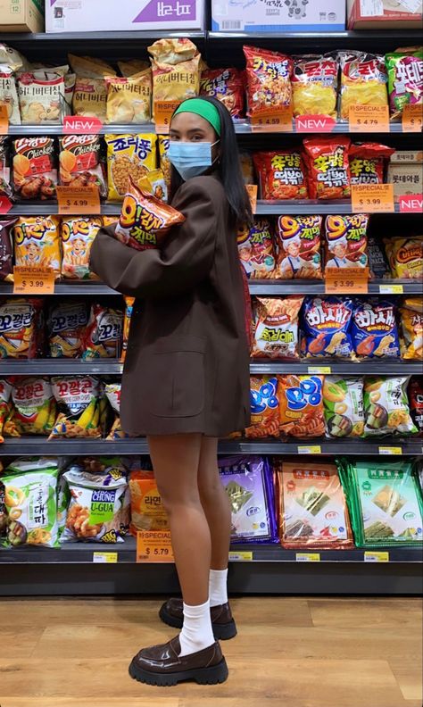 Market Pose Ideas, Food Market Outfit Ideas, Grocery Shopping Photoshoot, Supermarket Photoshoot Aesthetic, Supermarket Pictures, Shopping Mall Photo Ideas, Supermarket Outfit, Steve Madden Sandals Outfit, Supermarket Photoshoot