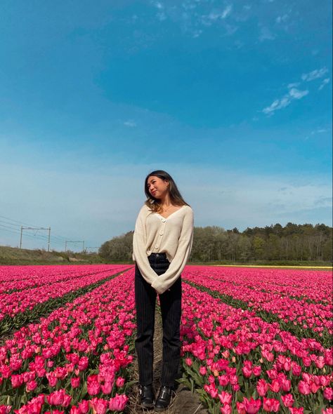 Girl in flower field. Tulip field. Spring. Netherlands. Pretty. Style. Outfit. Tulip garden Tulip Garden Picture Ideas, Outfit For Tulip Garden, Tulips Outfit Ideas, Tulip Field Photo Ideas, Outfits For Tulip Field, Tulip Field Photoshoot Photo Ideas, Tulip Farm Outfit Cold, Tulips Field Photoshoot, Tulip Field Picture Ideas