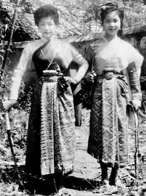 1920s-1950s, Suchira Srisombun and Sawat Langkaphin in Ancient Thai Costumes. Source: Naren Punyapu Thai Costume Traditional, Thai Women Fashion, Southeast Asia Outfits, Thai Traditional Clothing, Thailand History, Chinese Fancy Dress, Thai National Costume, Traditional Thai Clothing, Thai Fashion