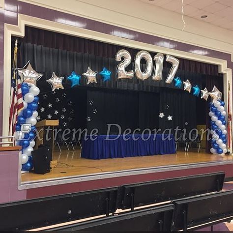 High School Graduation Stage Decorations, School Prize Giving Stage Decor, Graduation Ceremony Stage Design, Prize Giving Stage Decor, Gym Graduation Decorations, Elementary School Graduation Themes, Elementary Graduation Decorations, Kindergarten Graduation Stage Decoration, Awards Ceremony Decorations Stage