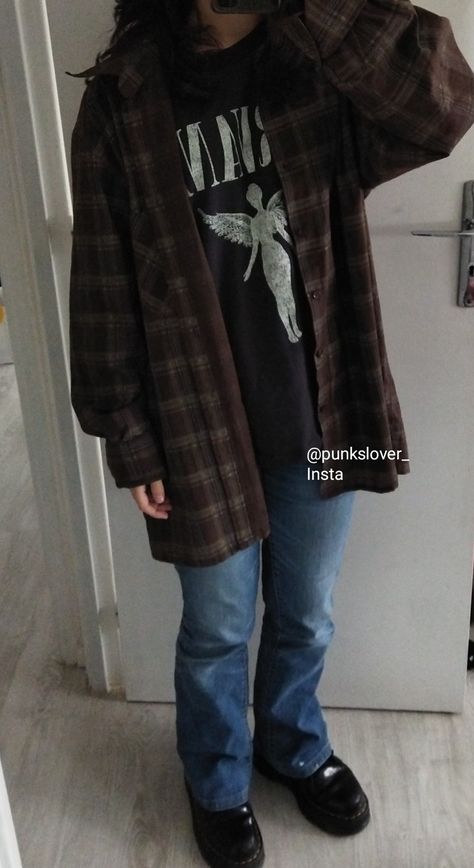 Grunge inspiration Kurt Cobain outfit rock Dave Grohl Nevermind @punkslover_ on Instagram all rights reserved. Kurt Cobain Outfit, Style Inspiration 90s, Nirvana Outfit, Kurt Cobain Style, Outfit Rock, Outfit 90s, Dave Grohl, 90s Grunge, Kurt Cobain