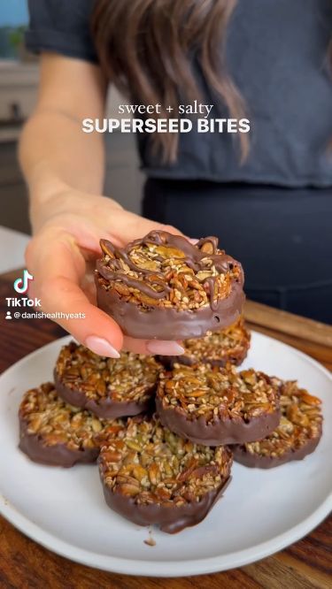 These toasted seed chocolate bites are to die for! They make an easy snack or treat with plant-based protein and fiber. Pumpkin seeds, sunflower seeds, and sesame seeds come together to create a hormone balancing, nourishing snack! Easy Healthy Dessert Recipes, Nut Free Granola, Easy Healthy Dessert, Seed Bars, Gluten Free Snack, High Protein Snack, Healthy Sweet Snacks, Granola Bar, Protein Snack