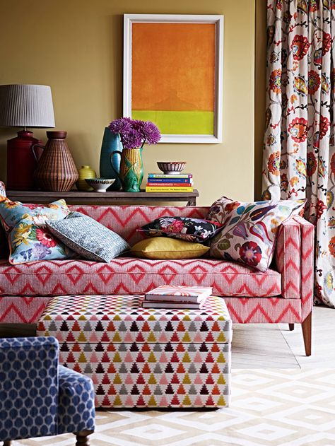 Cowtan & Tout Persian Pomegranate, Townhouse Decorating, Jane Churchill, Colefax Fowler, Patterned Cushions, Mixing Patterns, Printed Sofa, Gorgeous Bedrooms, Design Del Prodotto