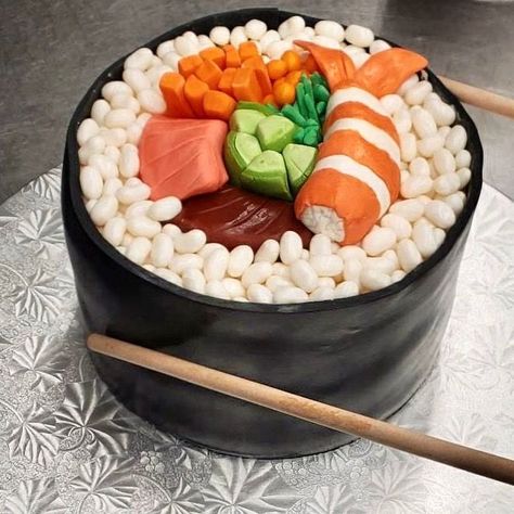 Sushi Shaped Cake, Sushi Cake Design, Sushi Roll Cake, Cake That Looks Like Food, Sushi Suprise, Sushi Themed Cake, Sushi Cake Ideas, Surprise Sushi, Sushi Surprise