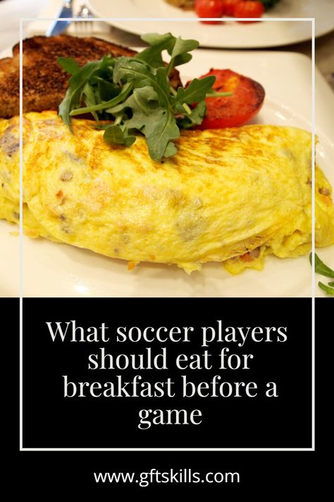 Learn the best foods to eat and when you should eat before and after practice and games. Soccer Player eating tips to improve your recover, speed and overall performance. Check out these free tips on when and what to eat for games, practices, and tournaments. Footballers need to eat a lot because they run a lot. It's important to know when and what to eat for maximum performance. Eat like a Pro with these free soccer player Eating Tips before and after games. Complete breakdown of meal plan. Breakfast Before Soccer Game, Soccer Breakfast Ideas, Soccer Nutrition, Healthy Sport Snacks, Recovery Meals, Girls Playing Football, Travel Soccer, Soccer Injuries, Sport Snacks