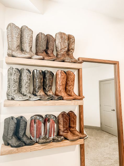 Western Getting Ready Room, Cowboy Boot Rack Ideas, Cowboy Boot Shelf Display, Diy Cowboy Boot Shelf, Boot Shelf Diy, Boot Wall Rack, Boot Shelf Ideas, Cowgirl Boot Shelf, Cowgirl Boot Storage