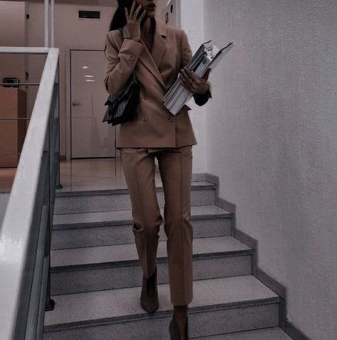 Company Secretary Aesthetic, Lawyer Aesthetic, Law School Inspiration, Women Lawyer, Future Job, Rich Girl Lifestyle, Off Campus, Office Chic, 2022 Vision Board