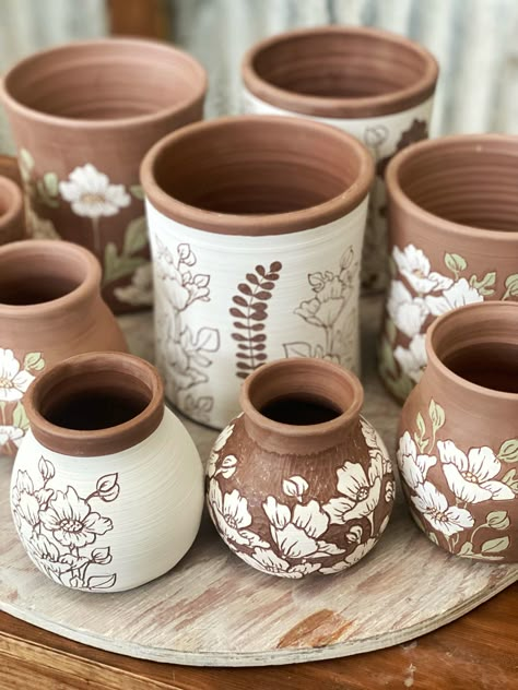 Arcata California, Pottery Sgraffito, Carved Pottery, Glazing Ideas, Pottery Vases, Jewelry Floral, Pottery Painting Designs, Pottery Inspo, Pottery Classes