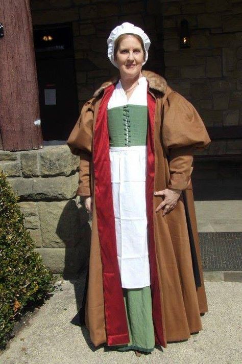 A Elizabethan  loose gown in wool and silk Elizabethan Loose Gown, Tudor Women, Loose Gown, Tudor Clothing, Elizabethan Clothing, English Dress, Reign Fashion, Tudor Fashion, Ren Faire Costume