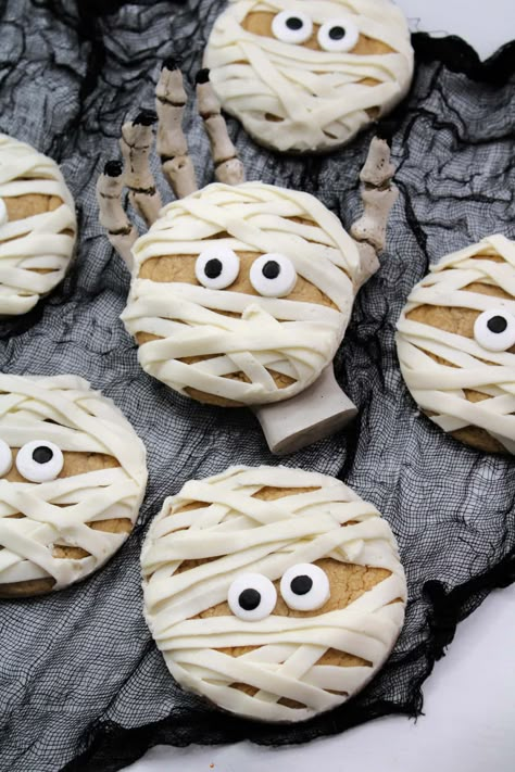 Bring in this spooky season with these creepy, but slightly adorable Mummy Cookies. These are maple cinnamon cookies topped with vanilla frosting and candy eyes. Halloween Cookies Simple, Best Halloween Cookie Recipes, Halloween Themed Cookies Easy, Halloween Baking Cookies, Eyeball Chocolate Chip Cookies, Cookie Designs Halloween, Mummy Cookies Decorated, Frosted Halloween Cookies, Halloween Pinwheel Cookies