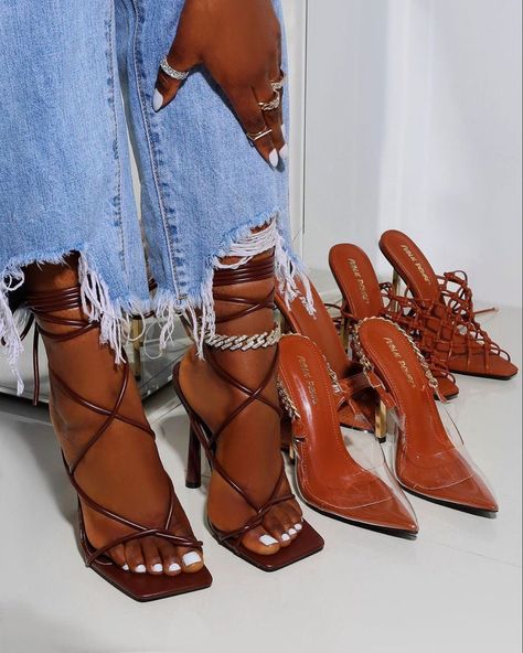 Square Heels Outfit, Square Toe Heels Outfit, Brown Heels Outfit, Pointed Heels Outfit, Summer Outfits Baddie, Baddie Ideas, Tan Square, Bold Clothing, Outfits Baddie