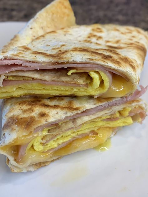 Wrap Aesthetic Food, Egg And Cheese Tortilla Wrap, Egg And Cheese Wrap, Wrap Aesthetic, Croissants Breakfast, Breakfast Wraps Recipes, Wraps Recipes Easy, Eggs Cheese Breakfast, Breakfast Tortilla