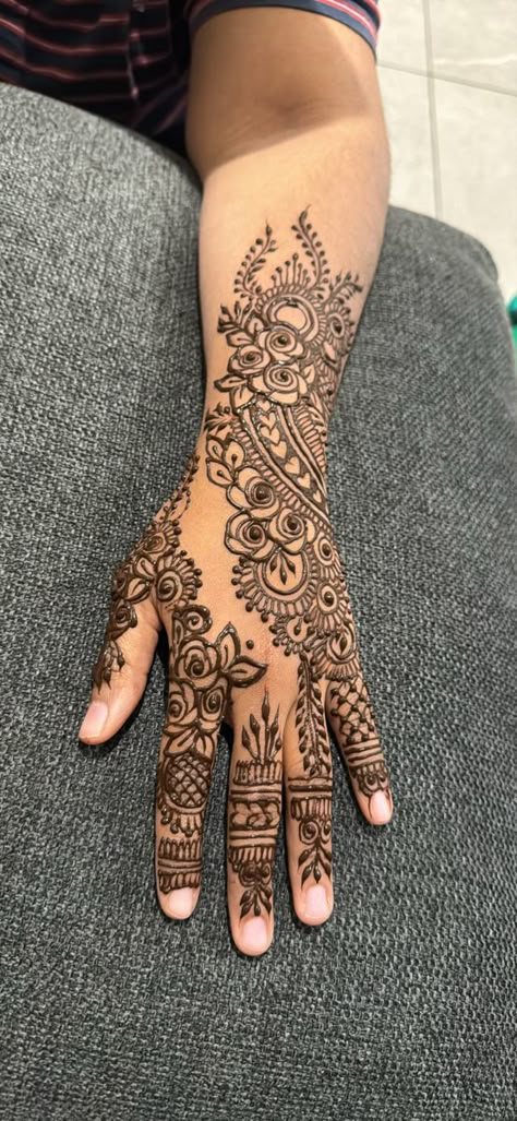 Big Henna Designs, Henna Full Hand, Henna Doodles, Intricate Henna Designs, Cool Henna, Cool Henna Designs, Henne Tattoo, Cute Henna Tattoos, Henna Style Tattoos