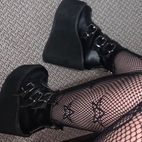 low trinity boot demonias, size US 7 Demonia Shoes, Doc Marten Oxford, Oxford Shoes, Buckle, My Saves, Boots, Plus Fashion, Outfit Inspo, Jeans Shoes