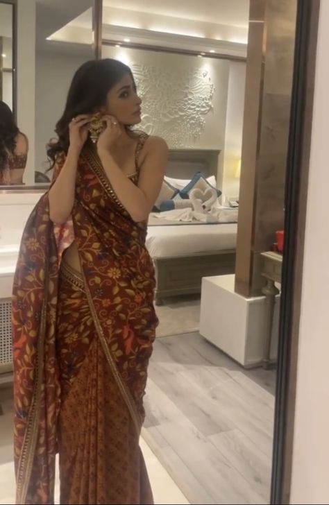 Sari Aesthetic Soft, Modern Indian Outfits Aesthetic, Saree Styles Casual, Tamil Wedding Guest Outfit, India Sari Dress, Marriage Guest Outfit Indian, Indian Tv Serial Actress In Saree, Indian Sari Aesthetic, Tamil Saree Look