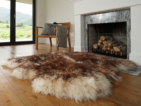 Sheepskin Stool, Natural Carpet, Skin Rugs, Fur Rug, Sheep Skin, Decoration Originale, Sheepskin Rug, Rug Natural, Comfy Cozy