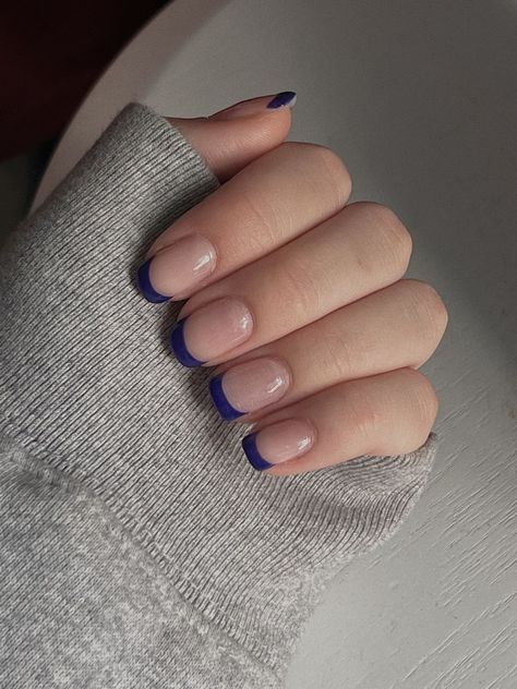 Finger Tip Length Nails, Short Square French Tip Nails Blue, Short Nails Ideas Navy Blue, Short Navy French Tip Nails, Short Nails Ideas Dark Blue, Navy Blue Nail Inspiration, Gel Nail Blue Designs, Short Dark Blue French Tip Nails, Short Nail Designs Navy Blue