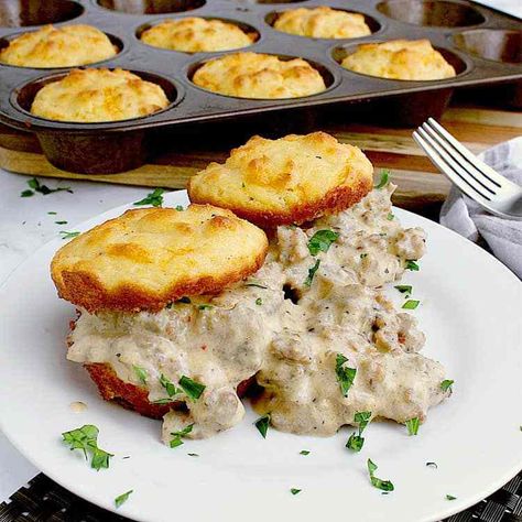 Keto Gravy and Biscuits Keto Biscuits And Gravy, Biscuit And Gravy Bake, Keto Breakfast Foods, Biscuits And Gravy Recipe, Low Sugar Diet Recipes, Biscuits And Gravy Casserole, Low Carb Dessert Recipes, Healthy Low Carb Snacks, Biscuits Gravy