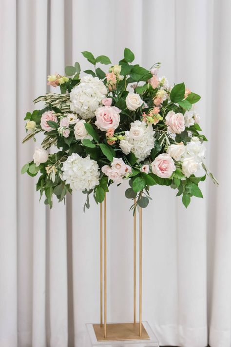 Flower ideas for your pink and white wedding ceremony. Wedding Flower Arrangements Pink, Pink Wedding Decor, White Ceremony, White Wedding Centerpieces, Wedding App, White Wedding Ceremony, Gold Ideas, White Wedding Decorations, Pink Wedding Decorations