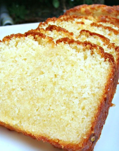 Moist Vanilla Pound Cake. Easy Recipe and absolutely wonderful! Great for afternoon tea or to make for friends, parties. Vanilla Loaf Cake, Vanilla Pound Cake Recipe, Best Pound Cake Recipe, Easy Pound Cake, Vanilla Pound Cake, Moist Pound Cake, Pound Cake Recipes Easy, Whiskey Cake, Loaf Cake Recipes