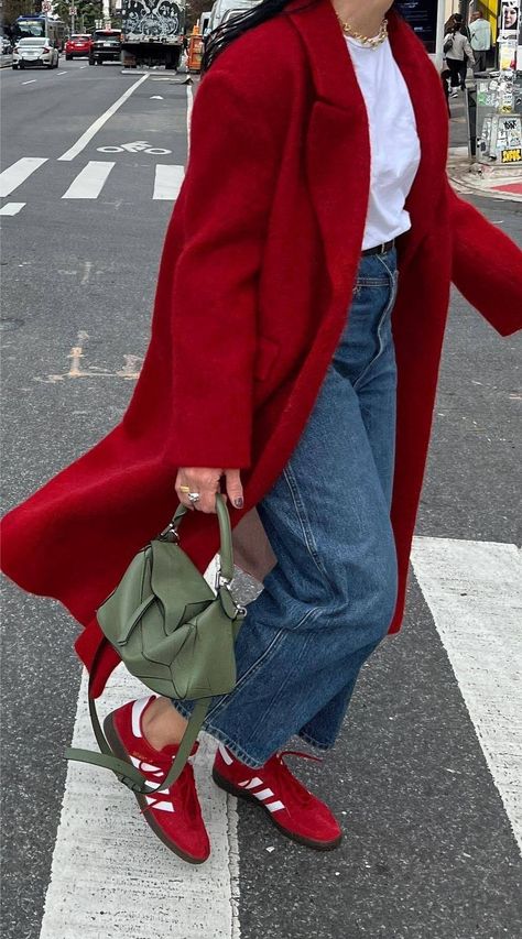 Red Coat Outfit, Mantel Outfit, Looks Adidas, Adidas Samba Outfit, Trainers Outfit, Samba Outfit, Skandinavian Fashion, Denim On Denim, Looks Street Style