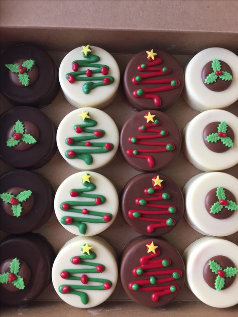 Chocolate Covered Oreo Christmas, Christmas Oreos Ideas, Christmas Oreo Pucks, Oreo Cookies Christmas Ideas, Christmas Chocolate Oreos, Christmas Oreos Dipped, Oreo Pops Christmas, Christmas Oreo Desserts, Christmas Alfajores