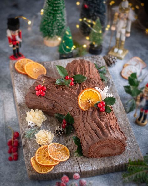 Yule Log Cake Decoration, Brze Torte, Yule Log Cake Recipe, Swiss Roll Cakes, Yule Log Cake, Chocolate Cake Designs, Torte Recipe, Walnut Recipes, Log Cake