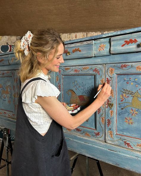 Tess Newall 🔆 | 🌊 Finishing touches onto a 10 ft sideboard 🍂 | Instagram Tess Newall, Painting Shutters, Art Cabinet, Cottagecore Home, Painted Sideboard, English Country Style, Creative Arts And Crafts, Plein Air Paintings, Folk Art Painting