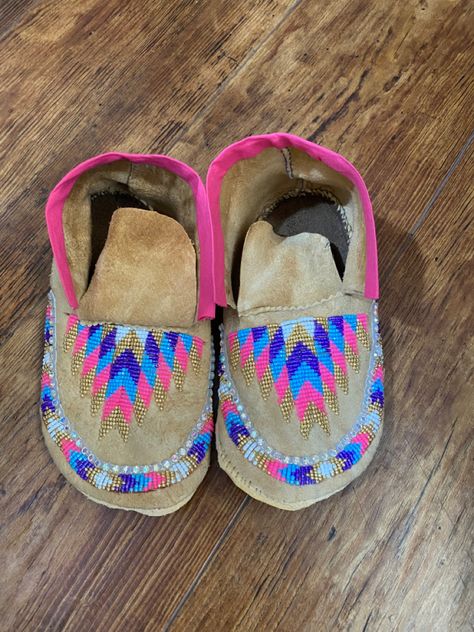 Beaded Moccasins Pattern, Moccasin Vamp Beading Patterns, Baby Moccasin Pattern Native Americans, Moccasins Pattern, Beaded Bows Native American, Ojibwe Beadwork Patterns Floral, Southwestern Christmas Ornaments, Southwestern Christmas, Beaded Baby Moccasins