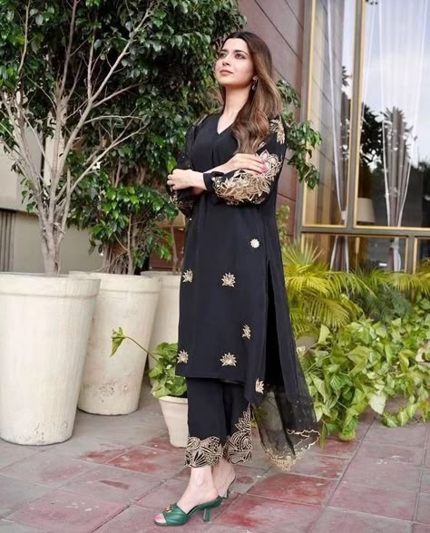 Nimrat Khaira Suits, Velvet Pakistani Dress, Simple Indian Suits, Suits Ideas, Nimrat Khaira, Suit With Dupatta, Aloe Vera For Face, Lace Suit, Embroidery Fashion Detail