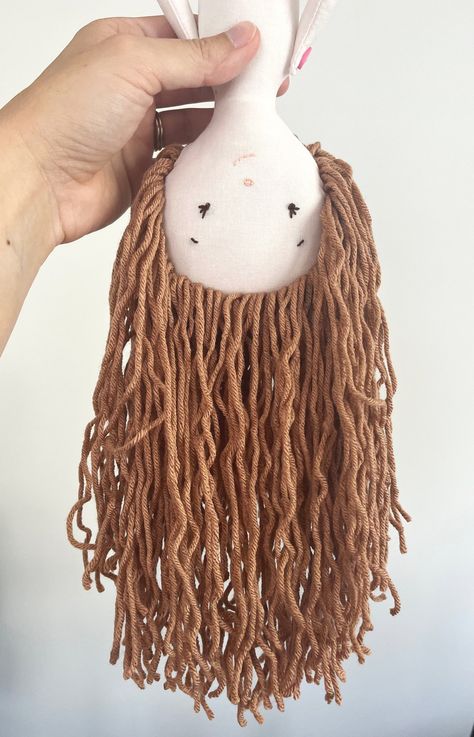 Yarn Doll Hair, Rag Doll Hair, Diy Yarn Dolls, Rag Doll Tutorial, Yarn Wig, Diy Rag Dolls, Doll Making Patterns, Doll Making Tutorials, Doll Patterns Free