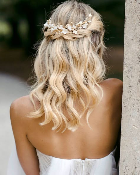 Wedding Hairstyles For Medium Hair ★ wedding hairstyles for medium hair half up half down with braids taniamarasbridal Bridesmaids Curls, Kardashian Wedding, Bun Wedding, Wedding Hairstyles For Medium Hair, Wedding Hair Half, Floral Hair Pieces, Wedding Hair Ideas, Hair Bridesmaid, Hair Idea