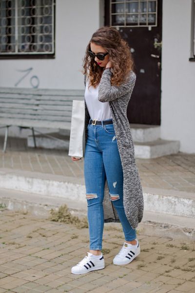 Adidas Superstar Outfit, Superstar Outfit, Looks Adidas, Adidas White Shoes, Adidas Outfit Shoes, Adidas White Sneakers, Looks Jeans, Look Adidas, Adidas Shoes Women