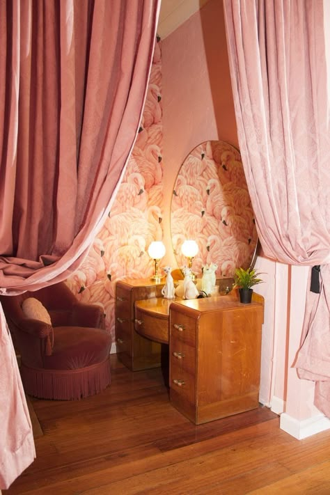 Vintage Hollywood Dressing Room, Vintage Dressing Room Burlesque, Burlesque Bedroom Ideas, Burlesque Living Room, Hollywood Regency Dressing Room, Burlesque Bedroom Decor, Burlesque Home Decor, Vintage Dressing Rooms Hollywood, Retro Dressing Room