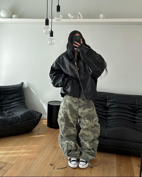 Baggy Army Pants, Army Cargo Pants Outfit, Army Pants Outfit, Pakaian Hipster, Tomboy Outfit Ideas, Camo Pants Outfit, Army Cargo Pants, Tomboy Outfit, Find Your Own Style