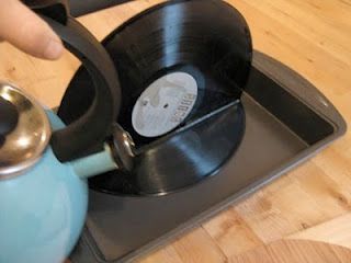 Record Earring Holder, Diy Vinyl Record, Recycled Records, Vinyl Record Projects, Record Diy, Records Diy, Vinyl Record Crafts, Record Crafts, Record Albums