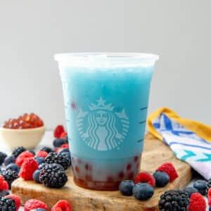 Summer Skies Starbucks Recipe, Summer Skies Drink Starbucks, Starbucks Boba Drinks, Summer Skies Starbucks, Summer Starbucks Drinks Recipes, Coconut Water Drinks, Berry Drinks, Boba Drink, Hydrating Drinks