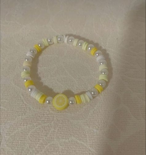 Trendy Bracelets Clay Beads, Summer Bracelets Beads Ideas, Braslets Designs Beads, Clay Bead Projects, Ideas For Bracelets With Clay Beads, Braclet Ideas Clay Bead Preppy, Clay Bead Bracelet Ideas Pictures, Clay Bead Choker Ideas, Flat Bead Bracelet Ideas Aesthetic