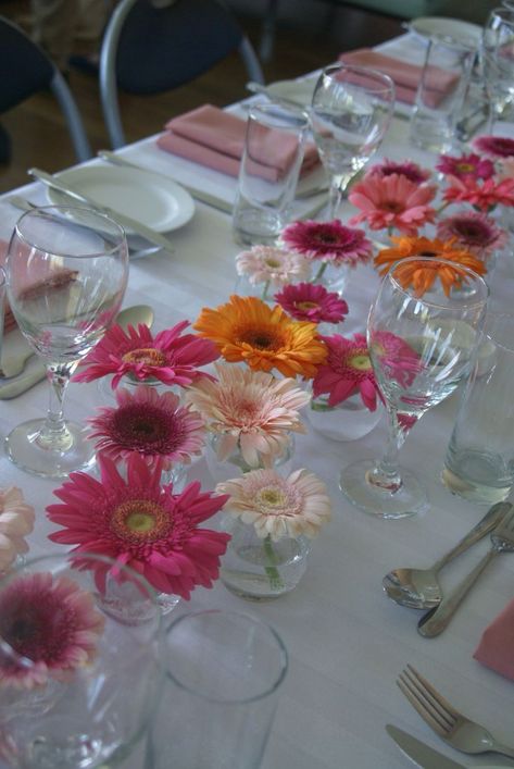 Hens Table Decorations, Wedding Sweet Table, Gerbera Daisy Wedding, Flower Arragement, Sweet Table Wedding, Gerbera Flower, Birthday Dinner Party, Daisy Wedding, Flower Arrangements Simple