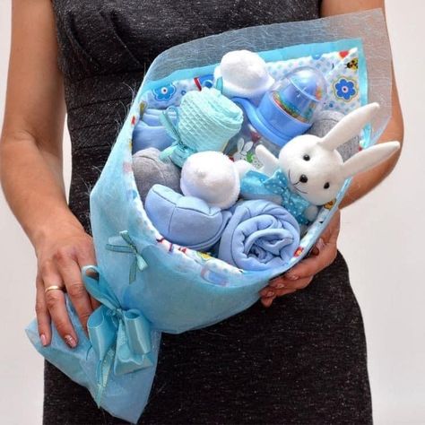 Perlengkapan Bayi Diy, Baby Shower Gift Box, Diaper Gifts, Idee Babyshower, Baby Shower Baskets, Baby Shower Crafts, Baby Shower Gift Basket, Baby Gift Hampers, Baby Shower Diaper Cake