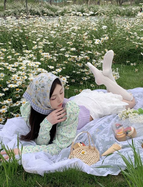 Piknik Outfit, Cottagecore Girl Aesthetic, Cottagecore Girl, Fancy Soap, Picnic Inspiration, Graduation Poses, Human Reference, Picnic Time, Photo Diary